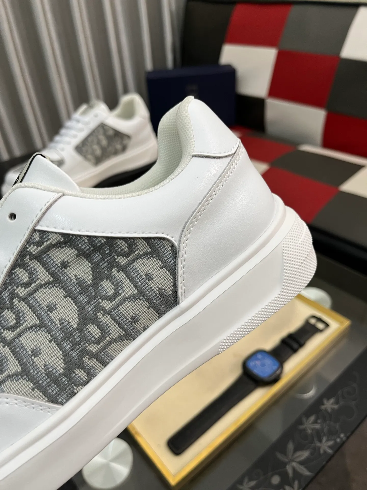 Men's men's shoes 💰420⌚️⌚️Dior unique modern style sneakers. Counter purchasing 🏃casual leather shoes😍😍 original cowhide leather imported from Italy (refuses to discolor and grind feet) soles: original soles specially provided by the original factory, super cool 😍breathable when walking 👍 style design ⚠️ super comfortable and wear-resistant original soles. Just like shooting the real thing 🎬The real thing is better Code number: 38-442️⃣Colors available